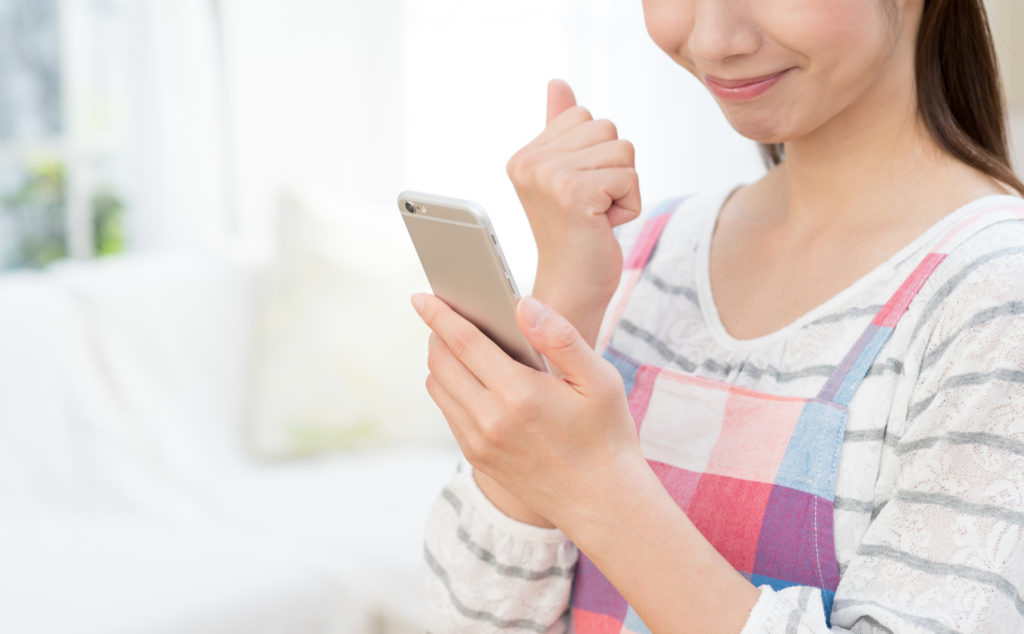 女性　スマホ