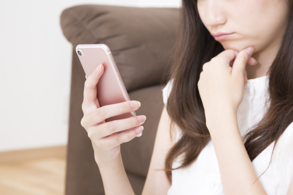 女性　スマホ　考える