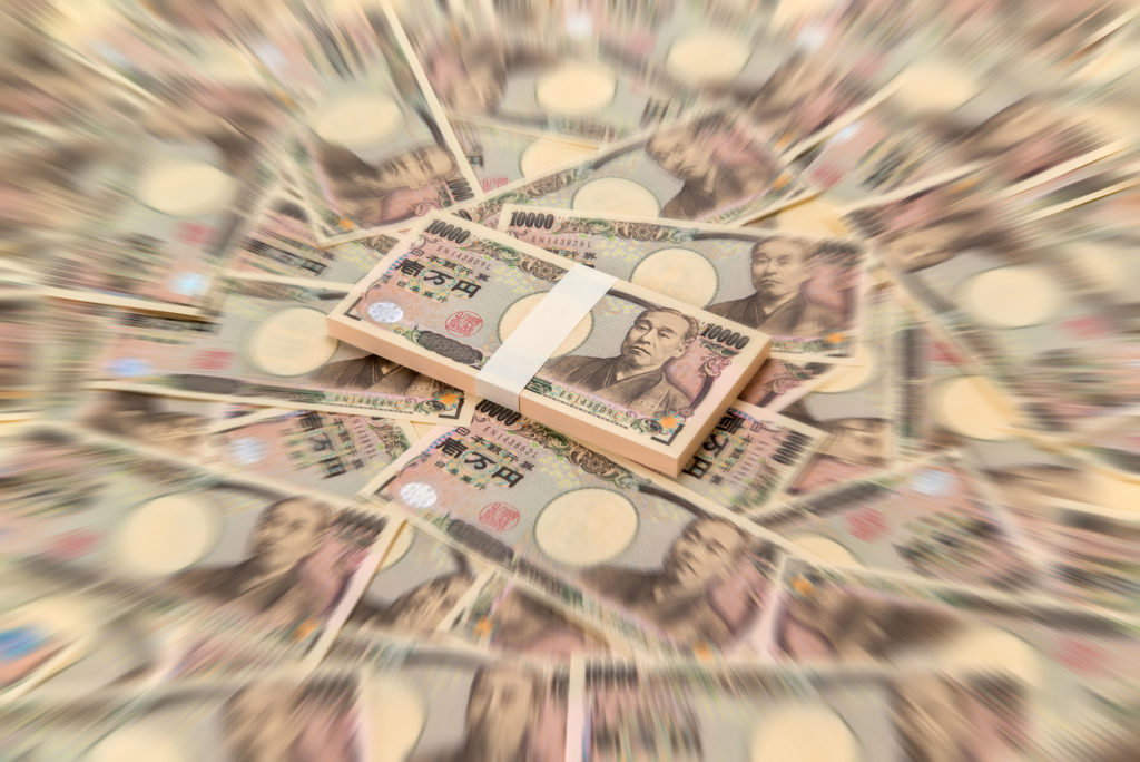 お金 敷かれている