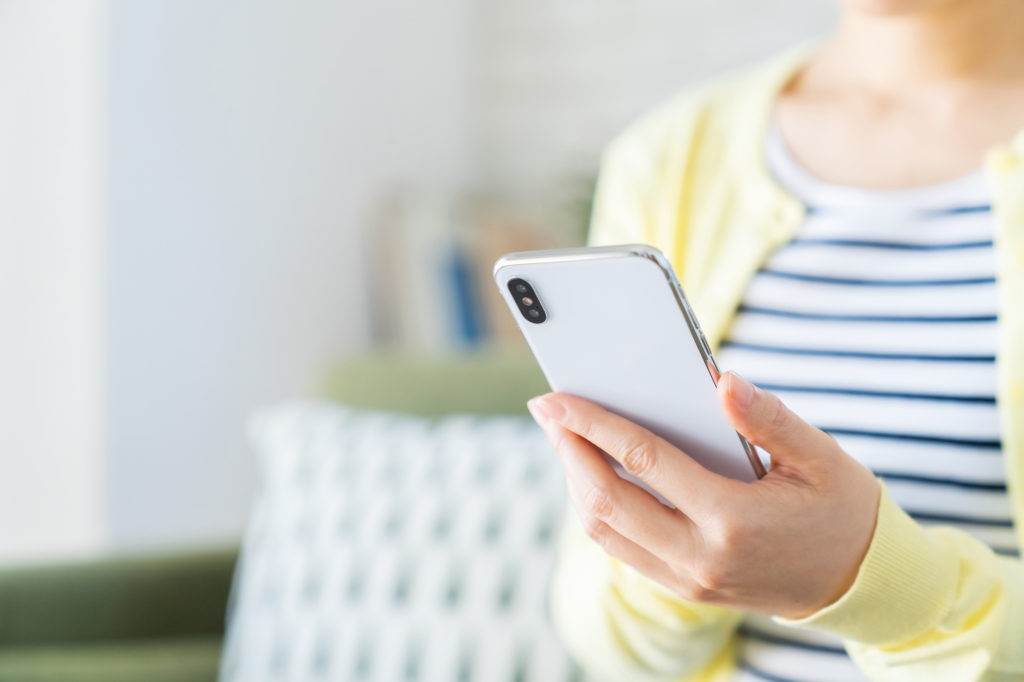 女性　スマホ