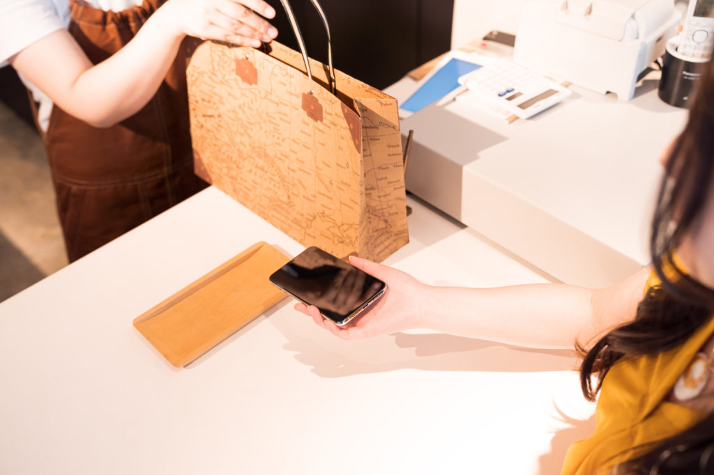 女性　スマホ　レジ